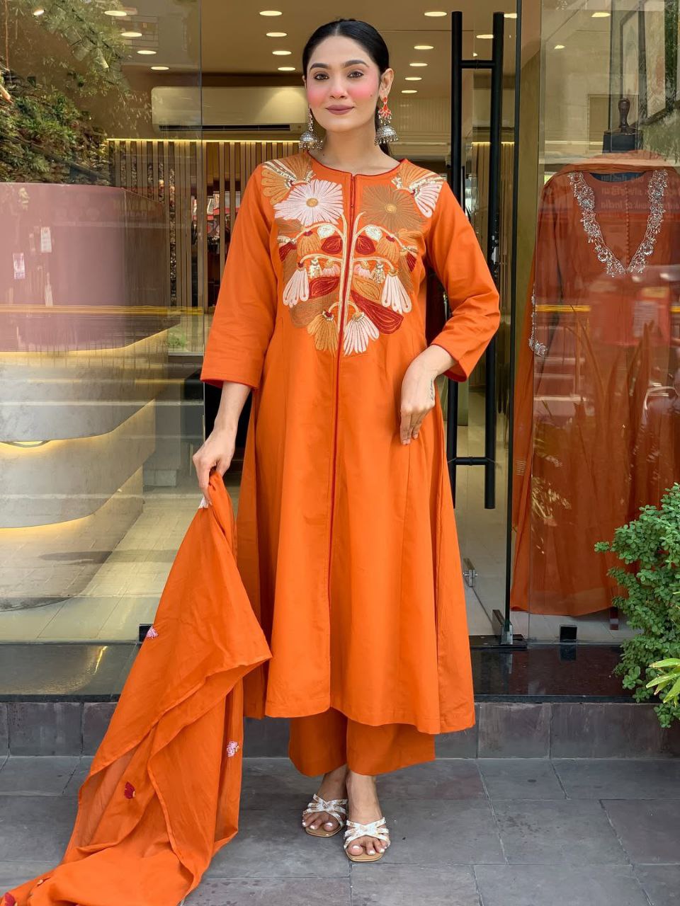 Elegant 3 Pcs kurta set with Embroidered work with malmal dupatta